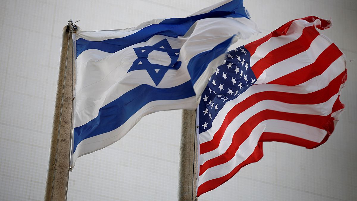 Le due bandiere fuori dall'ambasciata USA di Tel Aviv