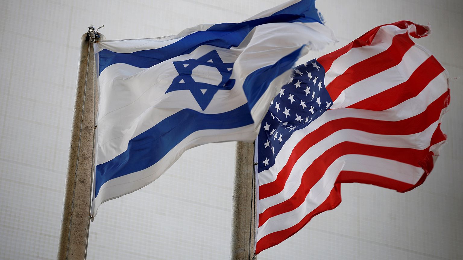 Le due bandiere fuori dall'ambasciata USA di Tel Aviv
