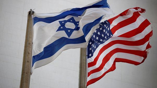 Le due bandiere fuori dall'ambasciata USA di Tel Aviv Le due bandiere fuori dall'ambasciata USA di Tel Aviv