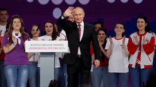 Il presidente russo con la folla del congresso dei volontari di Mosca
