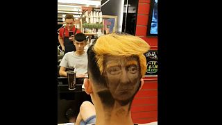 چهره ترامپ پشت سر مشتریان یک آرایشگر تایوانی