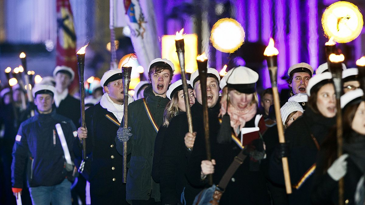 Studentenparade vor dem Präsidentenpalast in Helsinki