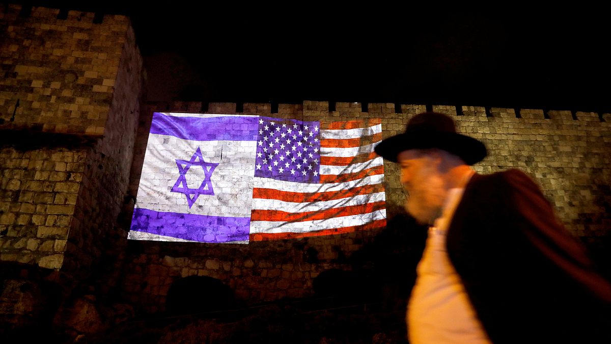 Σημαίες Ισραήλ και ΗΠΑ στο τείχος της παλιάς πόλης της Ιερουσαλήμ