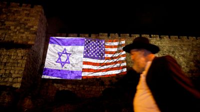 Σημαίες Ισραήλ και ΗΠΑ στο τείχος της παλιάς πόλης της Ιερουσαλήμ