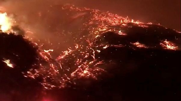 Πυρκαγιά κοντά στον αυτοκινητόδρομο 405 στο Λος Άντζελες Πυρκαγιά κοντά στον αυτοκινητόδρομο 405 στο Λος Άντζελες