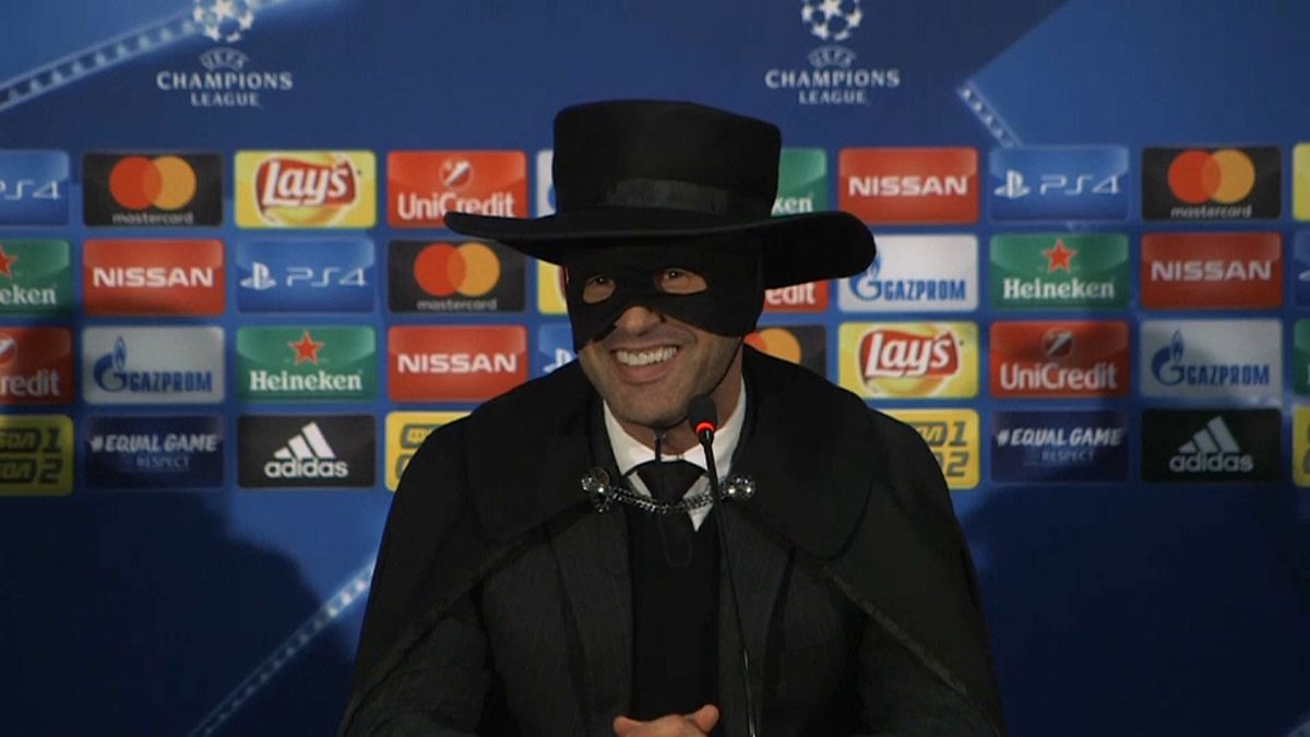 El entrenador del Shakhtar, Paulo Fonseca, disfrazado de Zorro