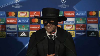El entrenador del Shakhtar, Paulo Fonseca, disfrazado de Zorro
