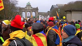 Miles de independentistas catalanes salen a las calles de Bruselas