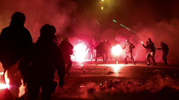 Randalierer werfen in Athen Molotov-Cocktails auf die Polizei Randalierer werfen in Athen Molotov-Cocktails auf die Polizei