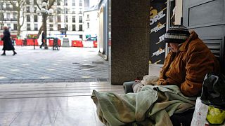 کارزار حمایت از بی‌خانمان‌ها در فرانسه: انسان باشیم