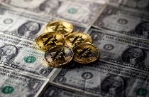 Bitcoin-Münzen auf Dollar-Scheinen