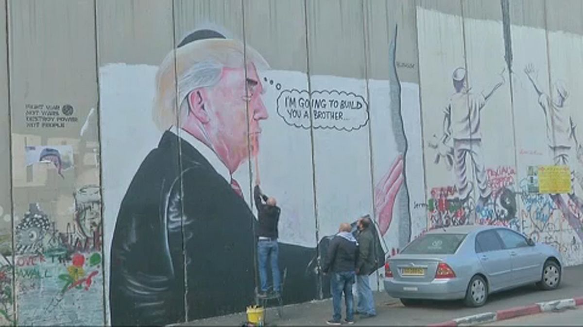 Palestinianos "transformam" mural que retrata Trump