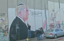 Palestinianos "transformam" mural que retrata Trump
