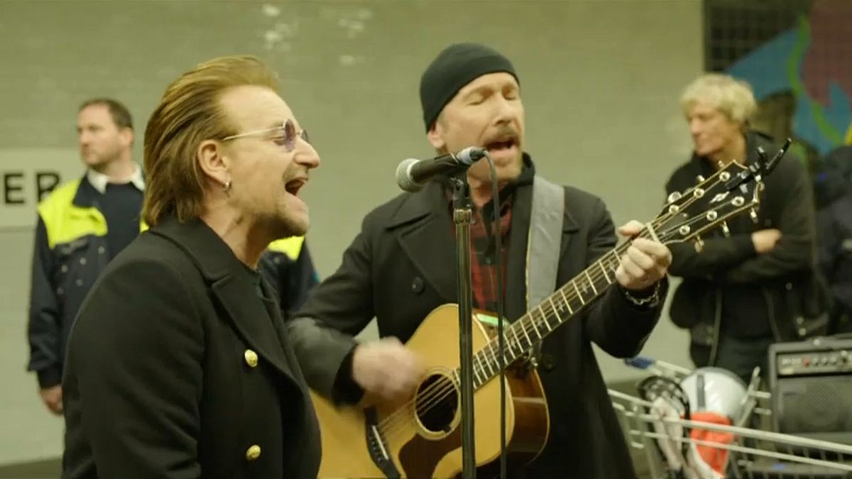 Bono e The Edge ao vivo numa estação do metro de Berlim