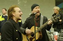 Bono e The Edge ao vivo numa estação do metro de Berlim