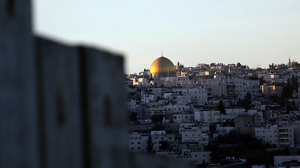 A mesquita de Al-Aqsa ergue-se da Cidade Velha de Jerusalém A mesquita de Al-Aqsa ergue-se da Cidade Velha de Jerusalém