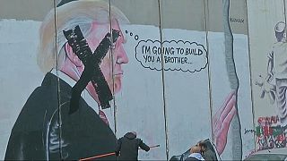 Tachan un mural de Donald Trump