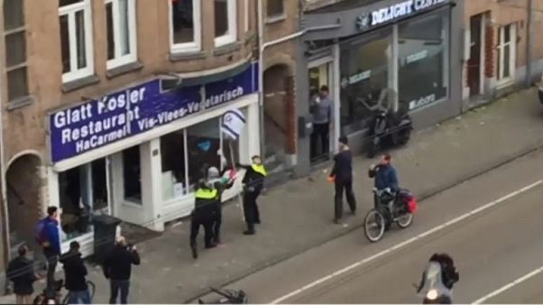 Palesztin zászlót lengető férfi törte be egy kóser étterem ablakait Hollandiában Palesztin zászlót lengető férfi törte be egy kóser étterem ablakait Hollandiában