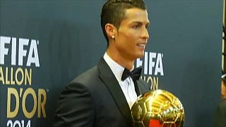 Cristiano Ronaldo recibiendo su tercer Balón de Oro en 2014
