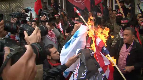 Duros enfrentamientos en Cisjordania tras el anuncio de Trump Duros enfrentamientos en Cisjordania tras el anuncio de Trump