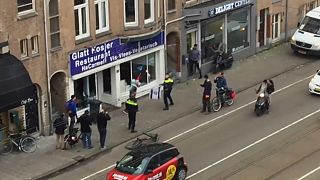 مردی با پرچم فلسطین در دست شیشه‎های رستوران یهودیان در آمستردام را شکست