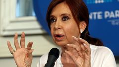 Kirchner se defiende de las acusaciones de 'traición a la patria' 