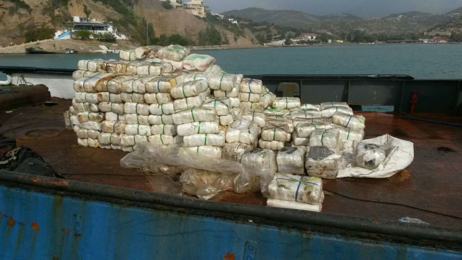 Έξι τόνους κατεργασμένης κάνναβης κατέσχεσε το Λιμενικό
