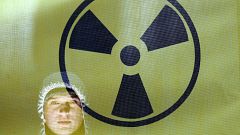 Un manifestante durante una dimostrazione a Mosca, nel 2005