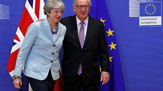 Theresa May e Jean-Claude Juncker sono felici