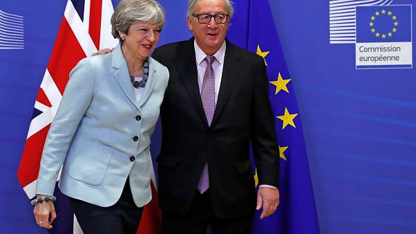 Theresa May e Jean-Claude Juncker sono felici Theresa May e Jean-Claude Juncker sono felici