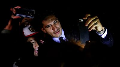 Герреро позирует с фанатами после слушаний в дисциплинарном комитете ФИФА