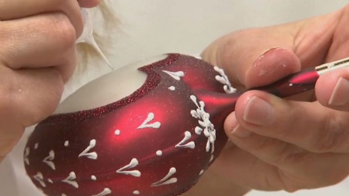 Artesanos checos de vidrio soplado preparan adornos navideños