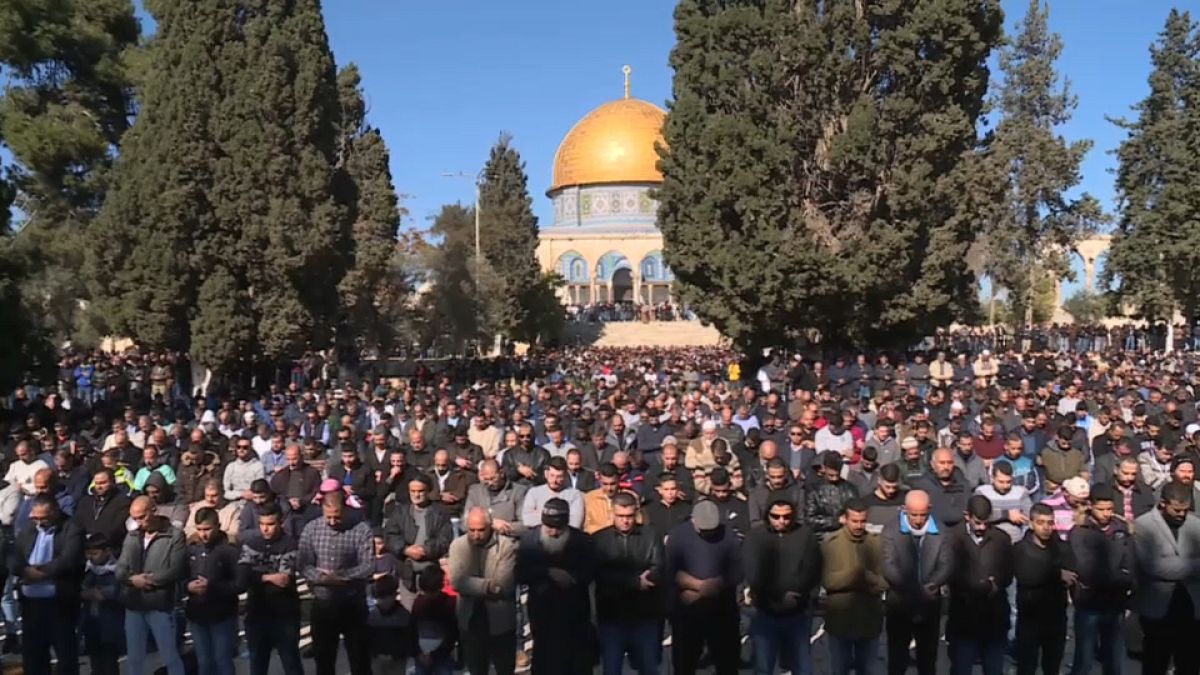 Palestinos rezan en la mezquita de la mezquita de Al-Aqsa