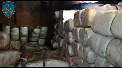 Cannabispäckchen im Laderaum des Bootes