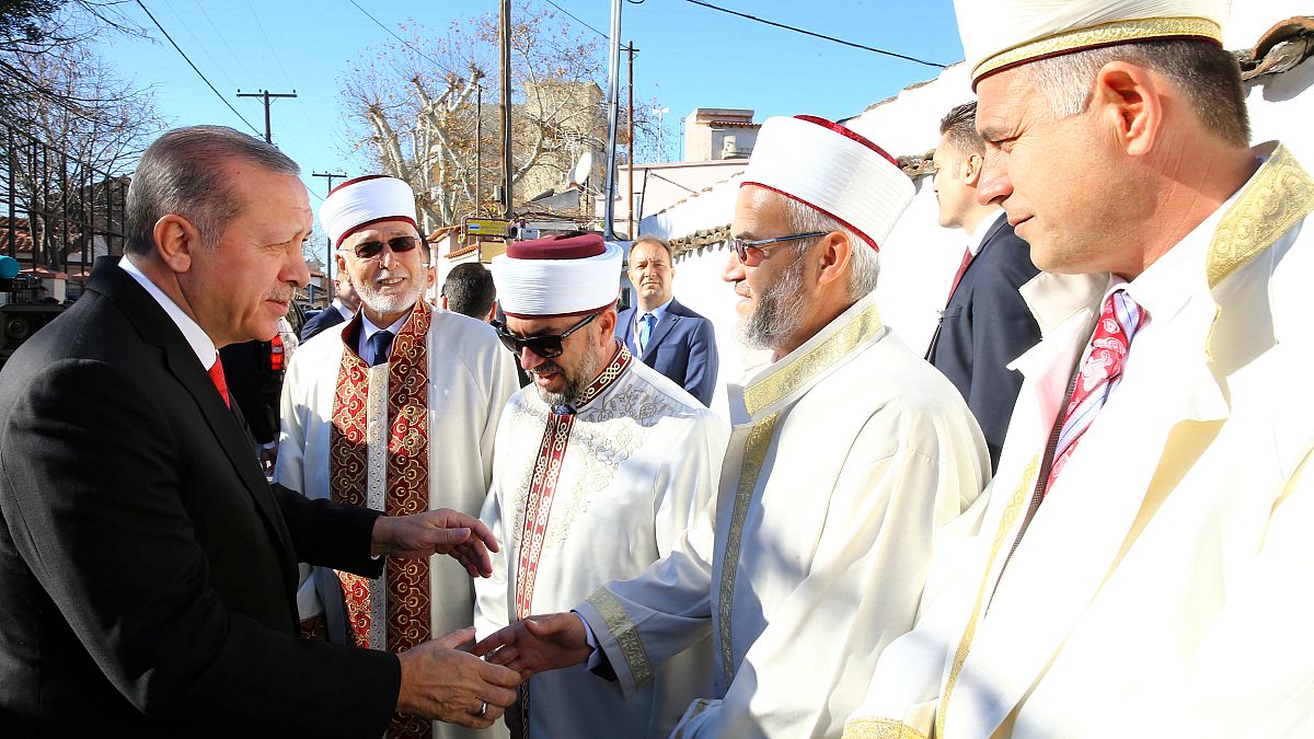 Der türkische Präsident Erdoğan mit Muftis und Imamen in Komotini.