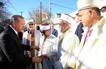 Der türkische Präsident Erdoğan mit Muftis und Imamen in Komotini.