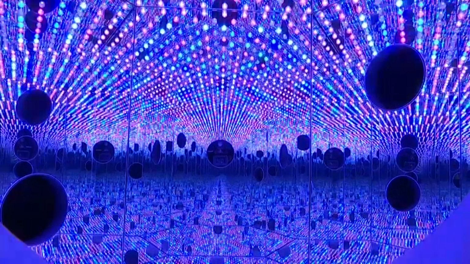 L'artiste Yayoi Kusama attire les foules