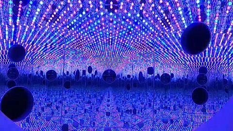L'artiste Yayoi Kusama attire les foules