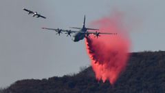 US-Löschflugzeug im Einsatz beim Thomas Feuer