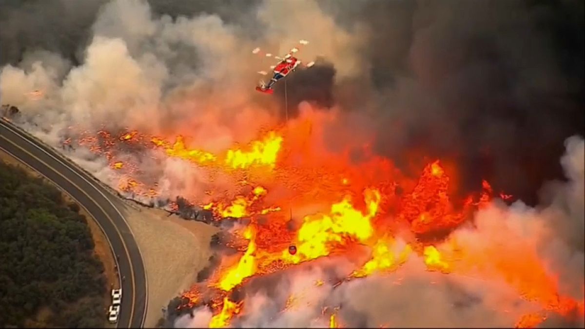 Los bomberos ganan terreno al fuego en California