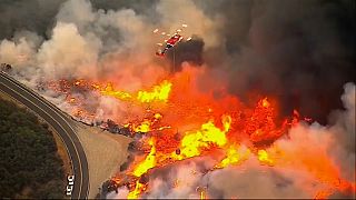 Los bomberos ganan terreno al fuego en California