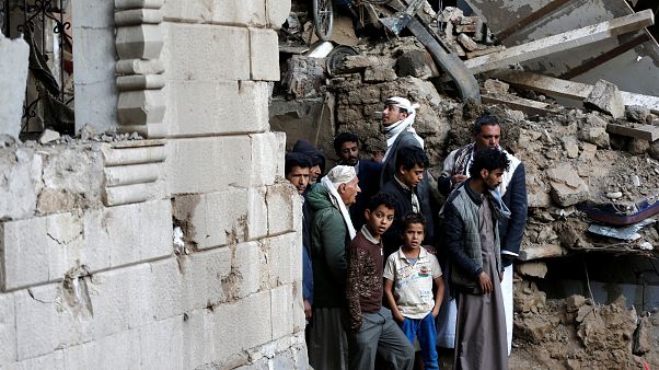 غارة للتحالف السعودي على مقر التلفزيون اليمني ومقتل 4 من الحوثيين غارة للتحالف السعودي على مقر التلفزيون اليمني ومقتل 4 من الحوثيين