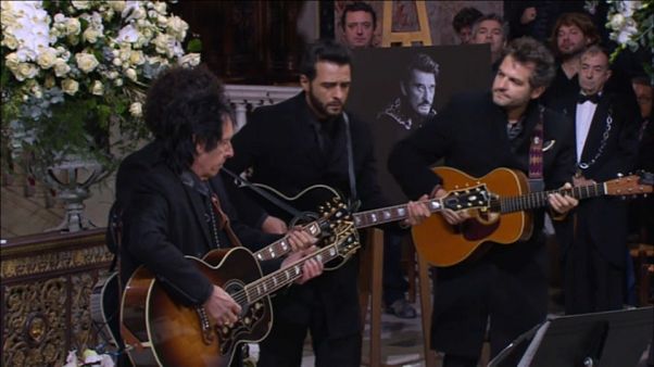 Lloran las guitarras por Johnny Hallyday en la iglesia de la Madeleine Lloran las guitarras por Johnny Hallyday en la iglesia de la Madeleine