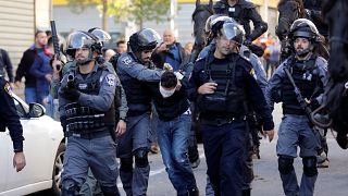 الشرطة الإسرائيلية تضرب وتعتقل الفتيان بالقدس في مسيرات الغضب