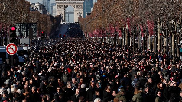 Vaste hommage populaire à Johnny Hallyday Vaste hommage populaire à Johnny Hallyday