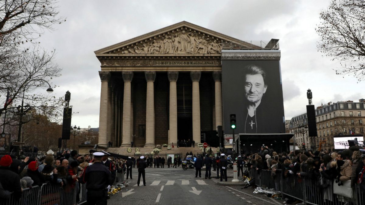 آخرین وداع صدها هزار فرانسوی با جانی هالیدی، خواننده مشهور راک 