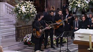 Lloran las guitarras en el multitudinario funeral de Johnny Hallyday, el Elvis francés