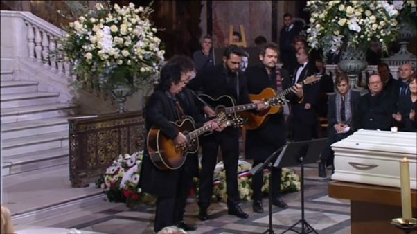 Lloran las guitarras en el multitudinario funeral de Johnny Hallyday, el Elvis francés Lloran las guitarras en el multitudinario funeral de Johnny Hallyday, el Elvis francés