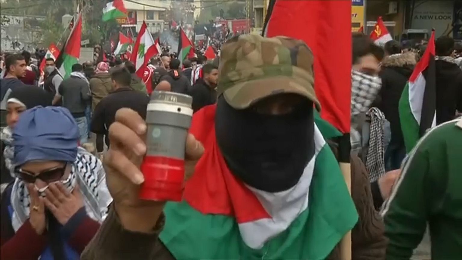 مظاهرات عنيفة في محيط السفارة الأميركية في بيروت احتجاجا على قرار ترامب حول القدس