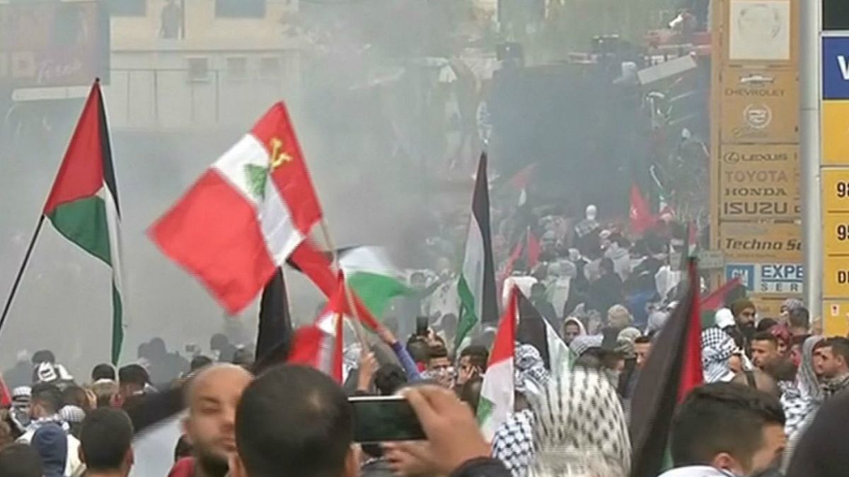 تظاهرات ضد ترامپ در برابر سفارت آمریکا در بیروت به خشونت کشیده شد